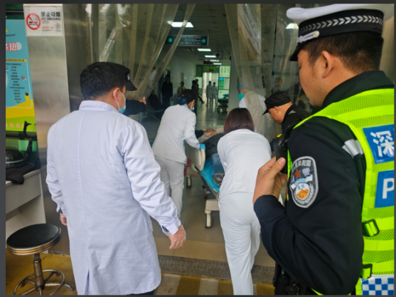 司机昏倒在高速公路，深圳交警10分钟护送成功施救