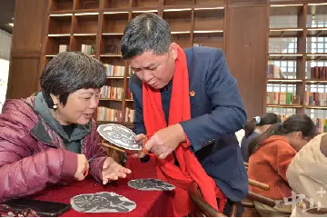 中山榜样（179）| 钟国坚：致力于让小榄民间剪纸传下去、火起来