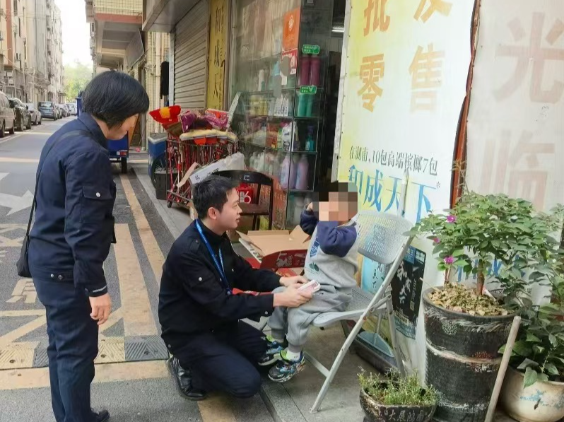 福永网格员助迷路男孩回家获点赞