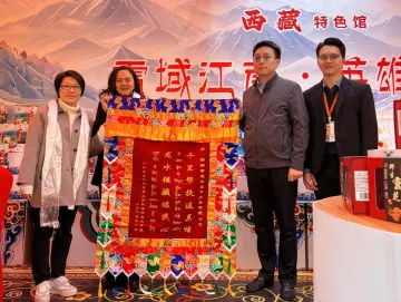 携手深藏情，同心谱新篇