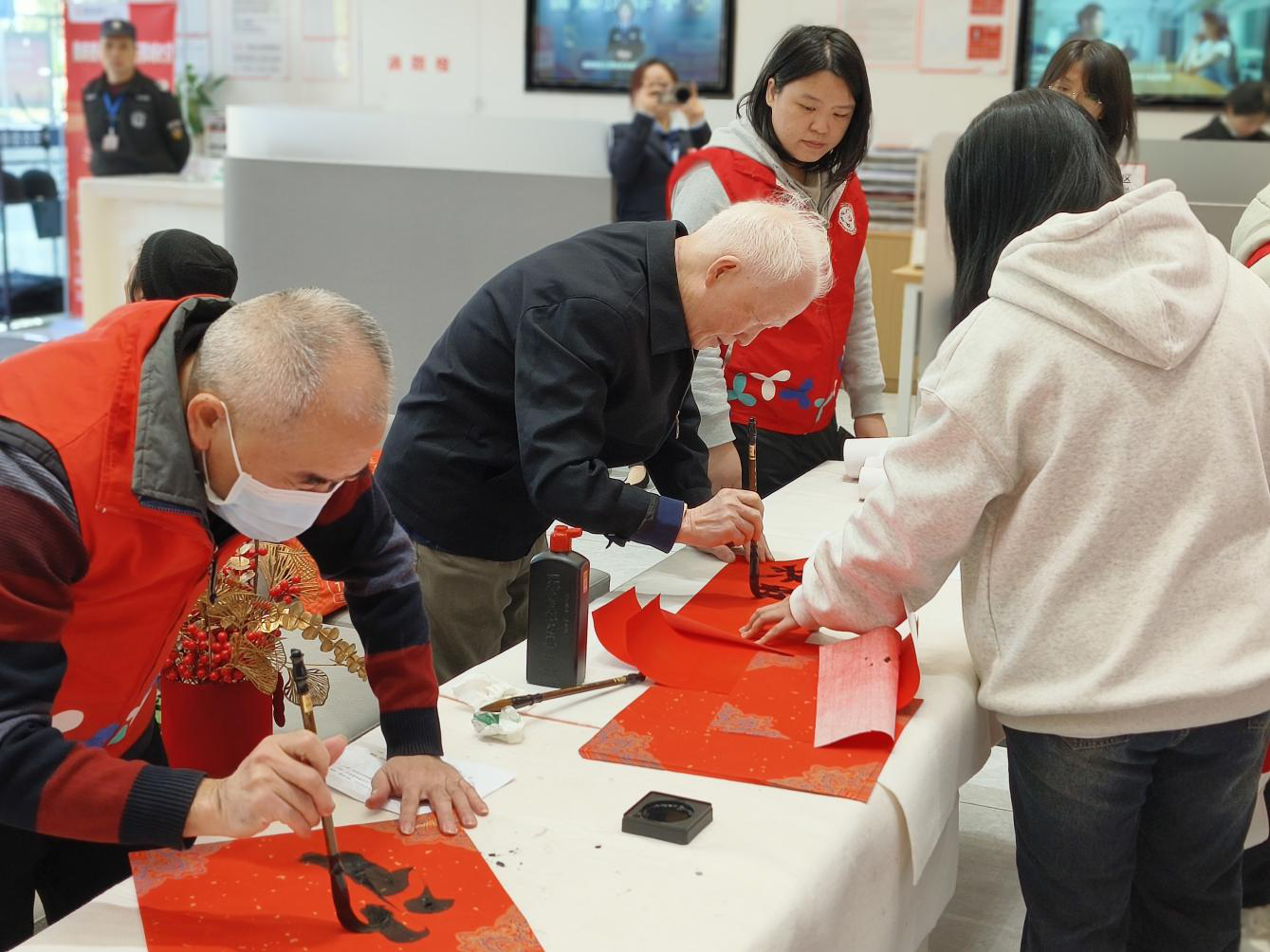 桂园街道鹿丹村社区开展写春联迎新春活动
