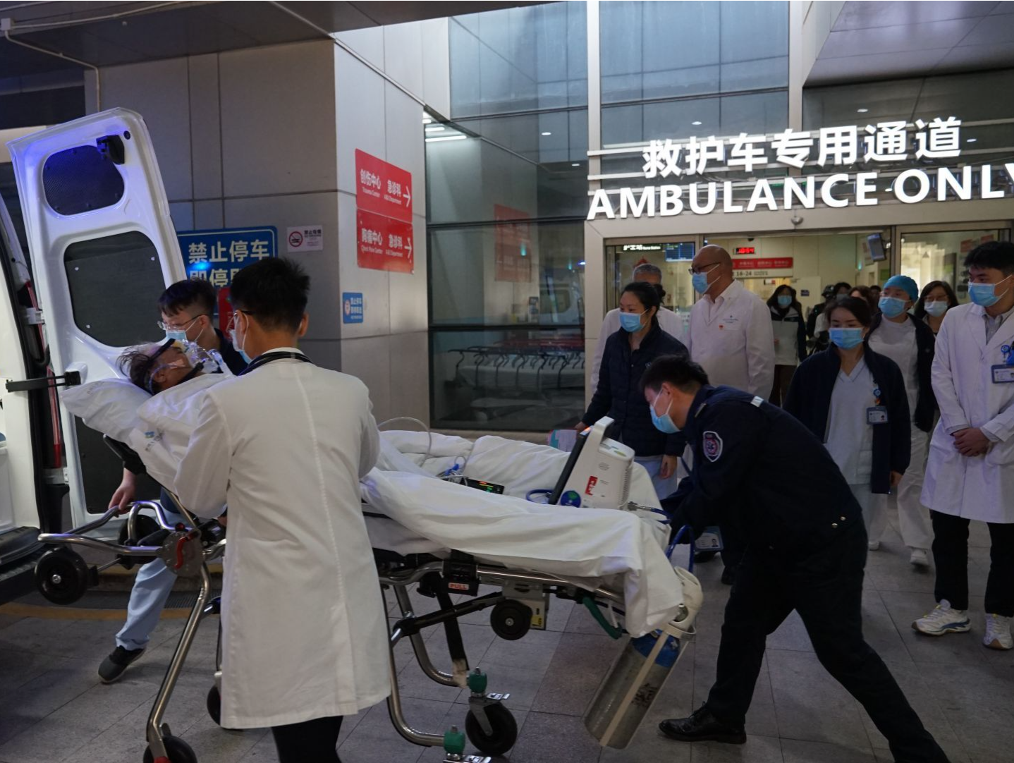 深港两地医院“点对点”连接，粤港跨境直通救护车成功转运首例患者