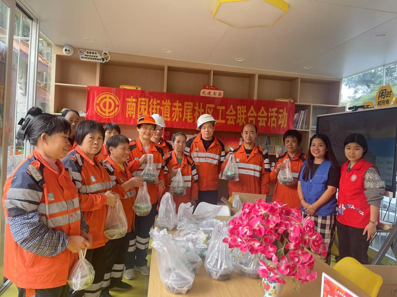 腊八暖“新”，南园街道赤尾社区为新就业群体送上暖心腊八粥