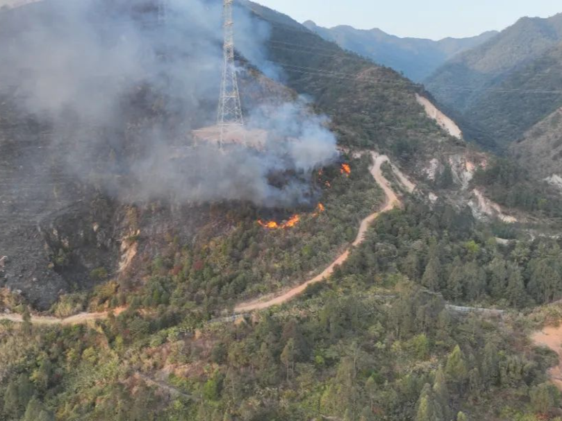 广东肇庆高要区发生山火 暂无人员伤亡