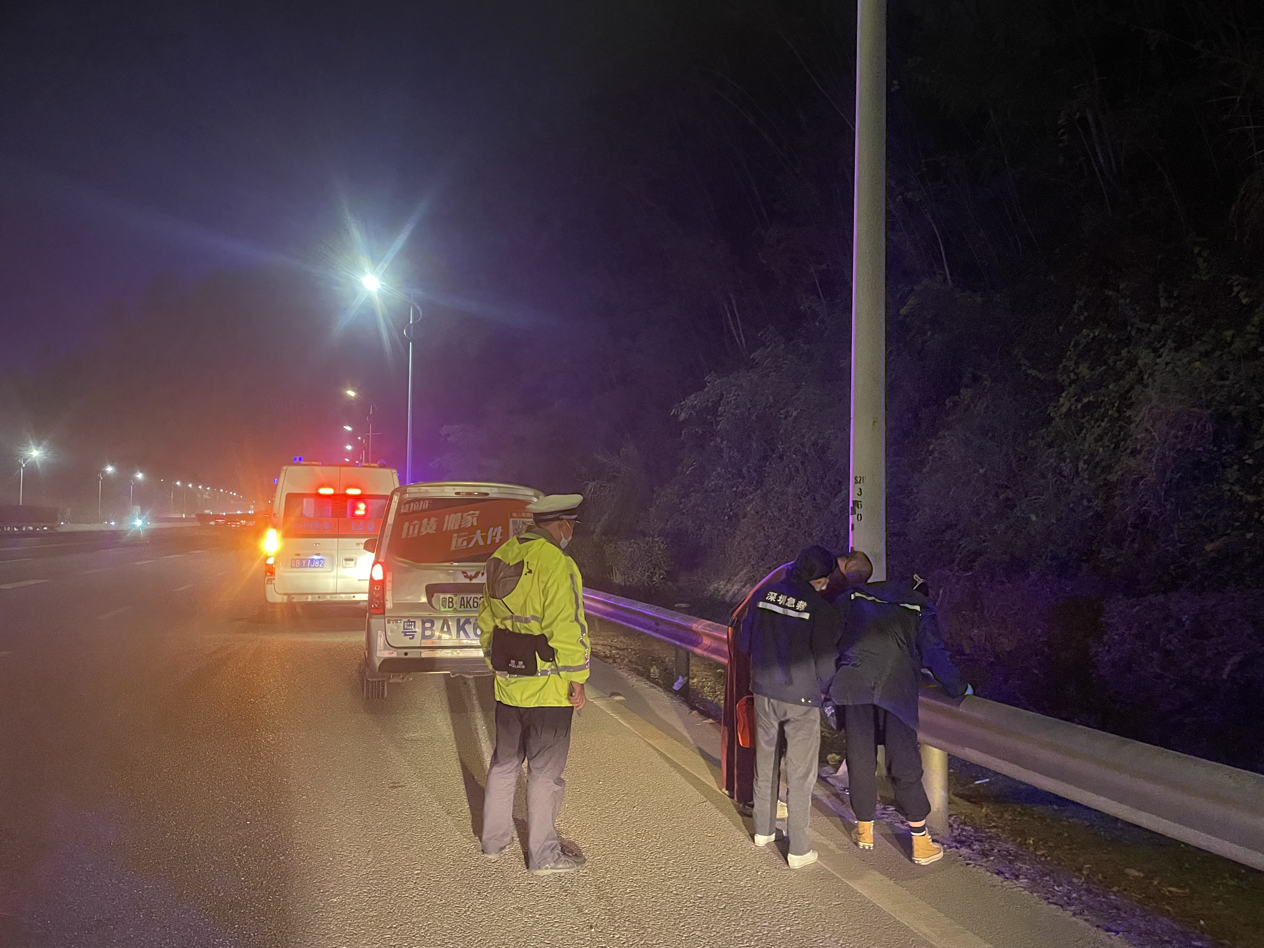 司机突发严重肺炎靠边停车，深圳交警察觉异常及时护送就医