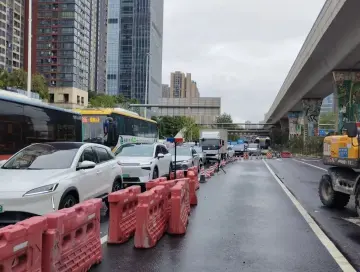 违法占道施工致交通拥堵，龙岗交警依法严查