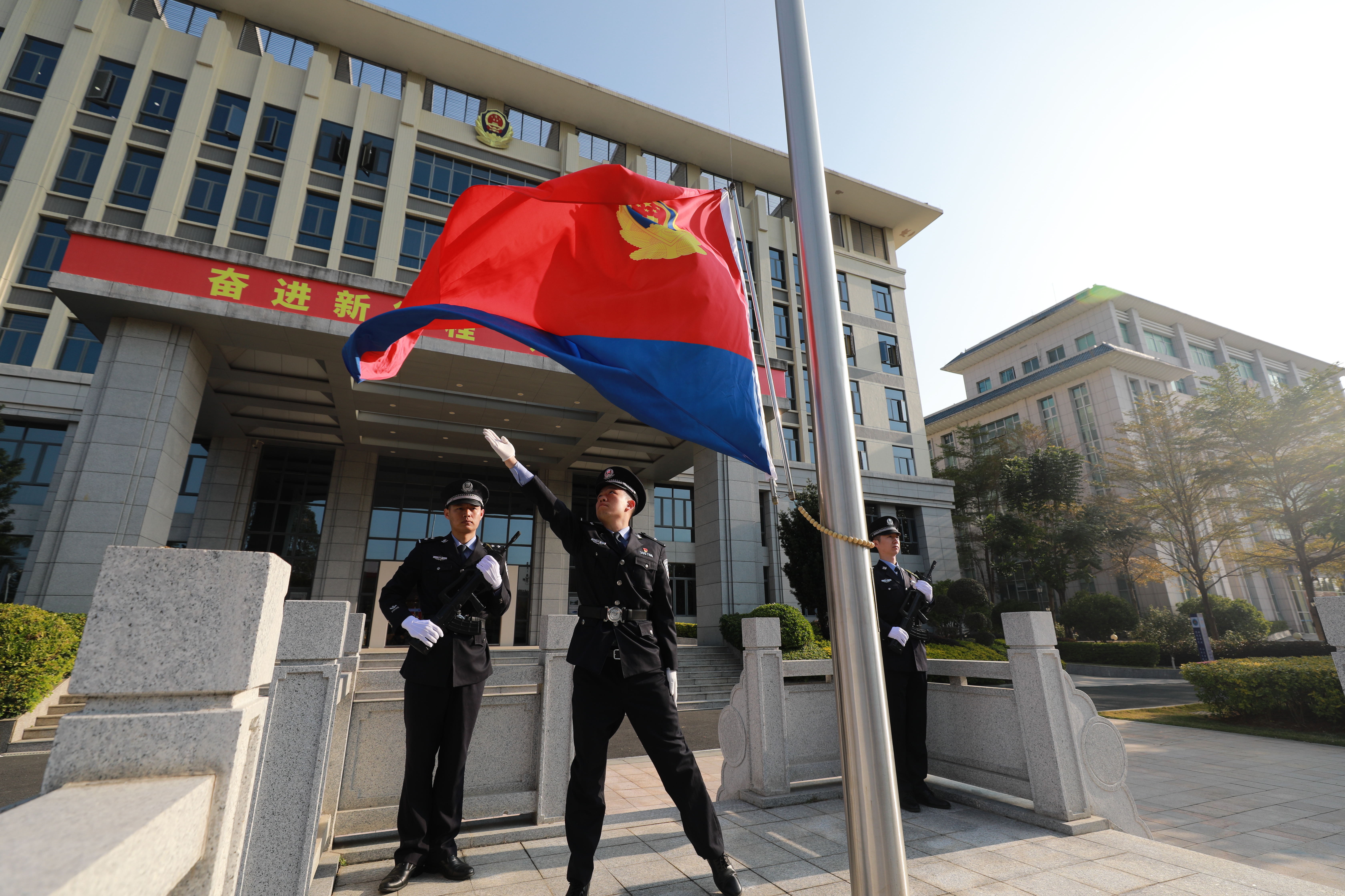 惠州边检站举行升警旗仪式庆祝第五个中国人民警察节