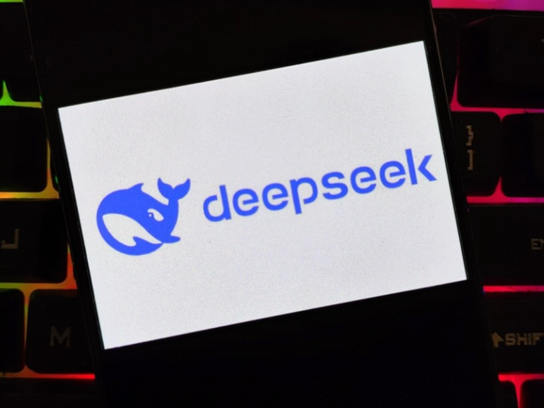 英伟达盘前跌超11%！DeepSeek震动华尔街，高端芯片需求可能放缓？