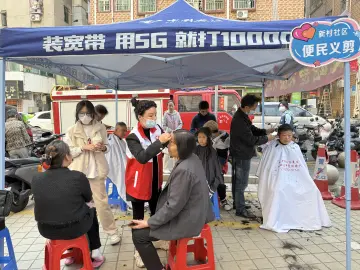 翠竹街道新村社区开展“温暖人心·共迎新春”便民服务活动