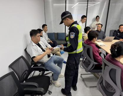 龙华交警大队深入辖区公司开展交通安全知识宣传教育