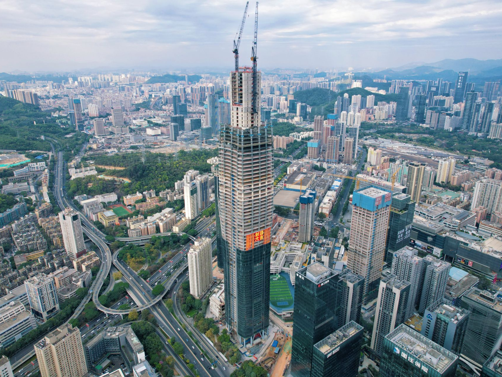 新春走基层 | “湾区之冠”加冕 罗湖407超高层项目云投大厦核心筒封顶