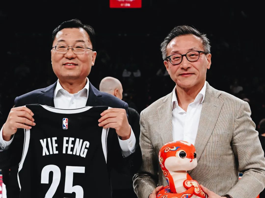 NBA篮网队举办中国春节赛，驻美大使谢锋到场 
