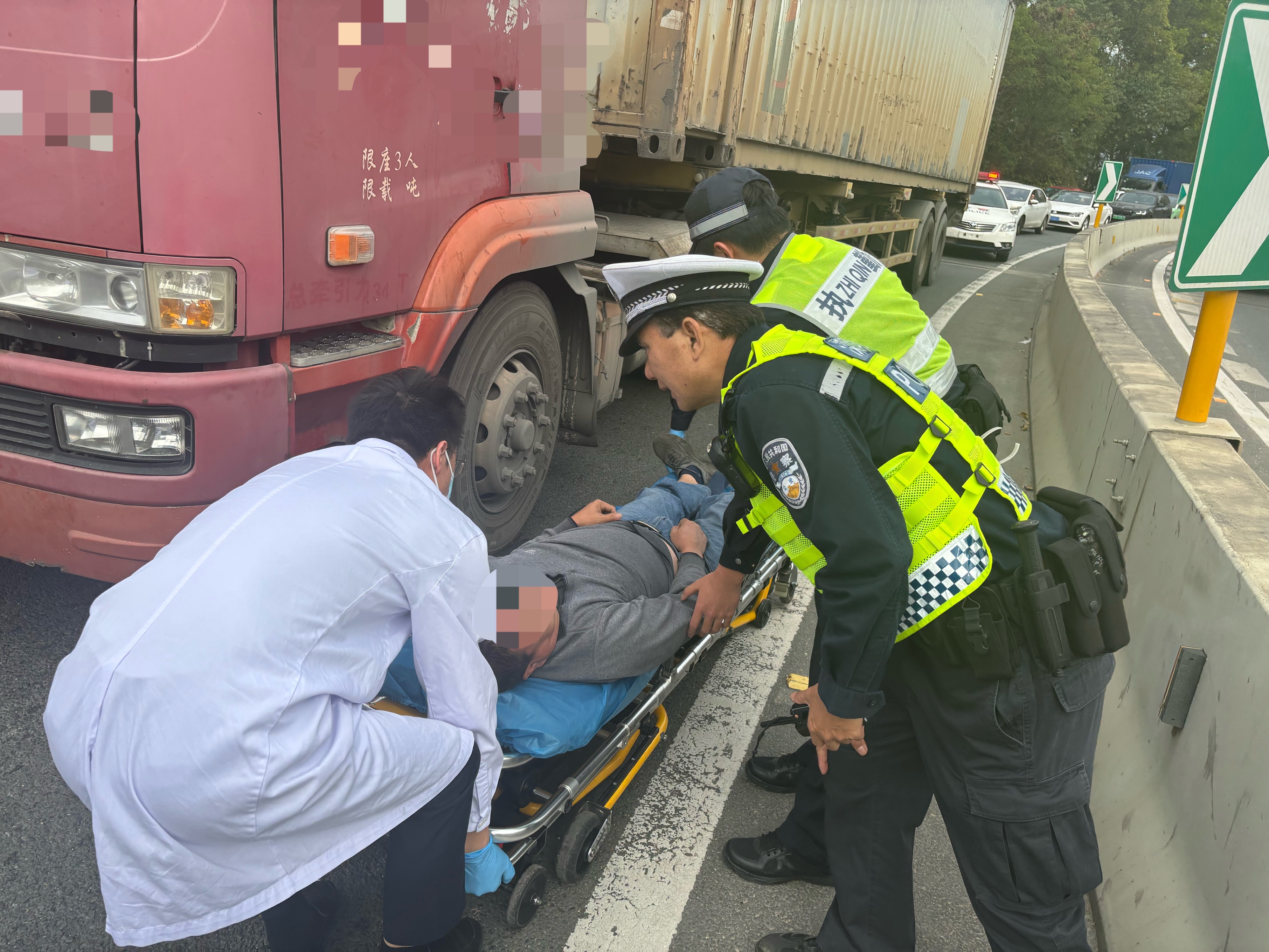 货车司机脑出血晕倒在路边，深圳交警联动多方紧急施救