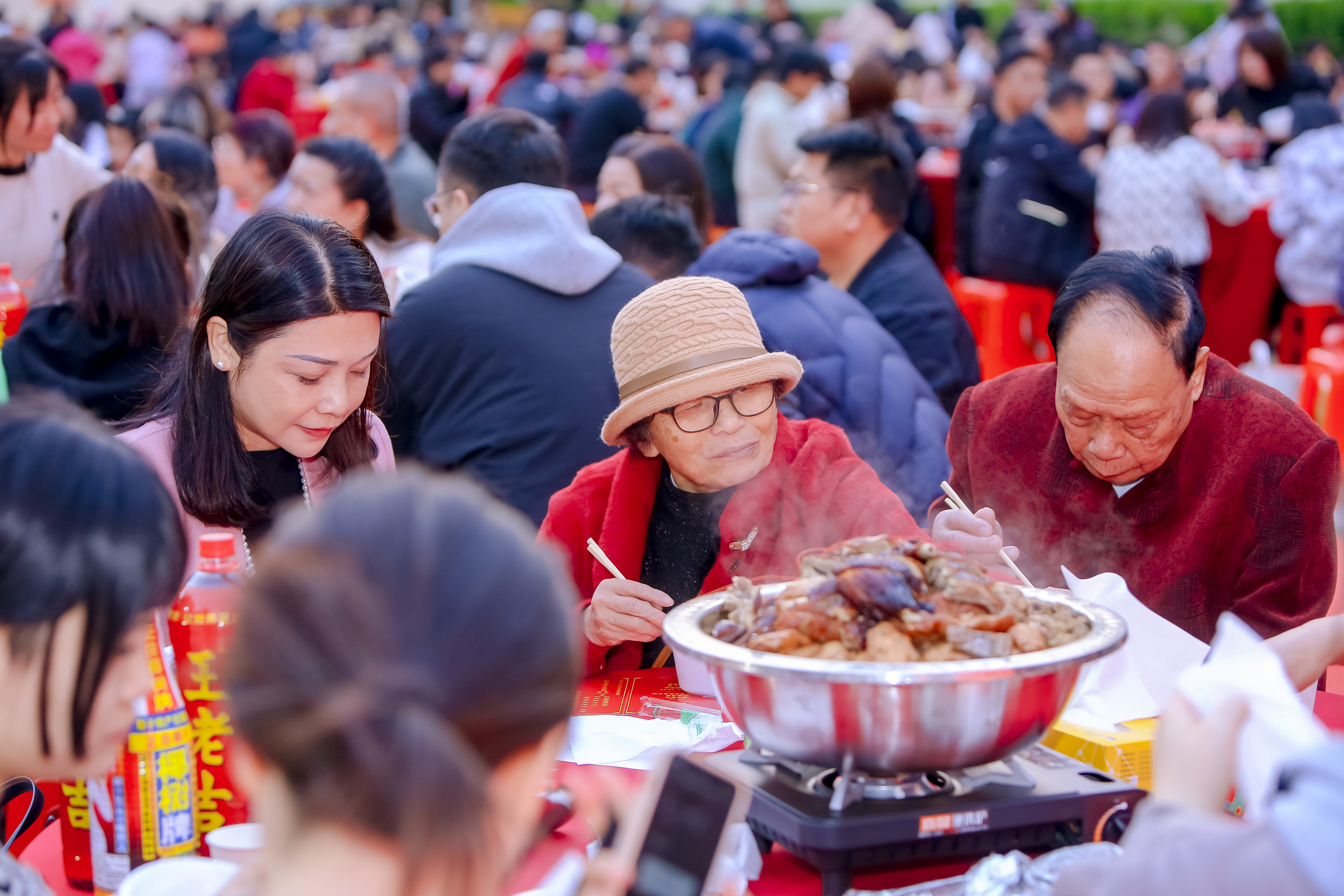 宝安西乡千人围吃大盆菜，烟火气里叙乡情   