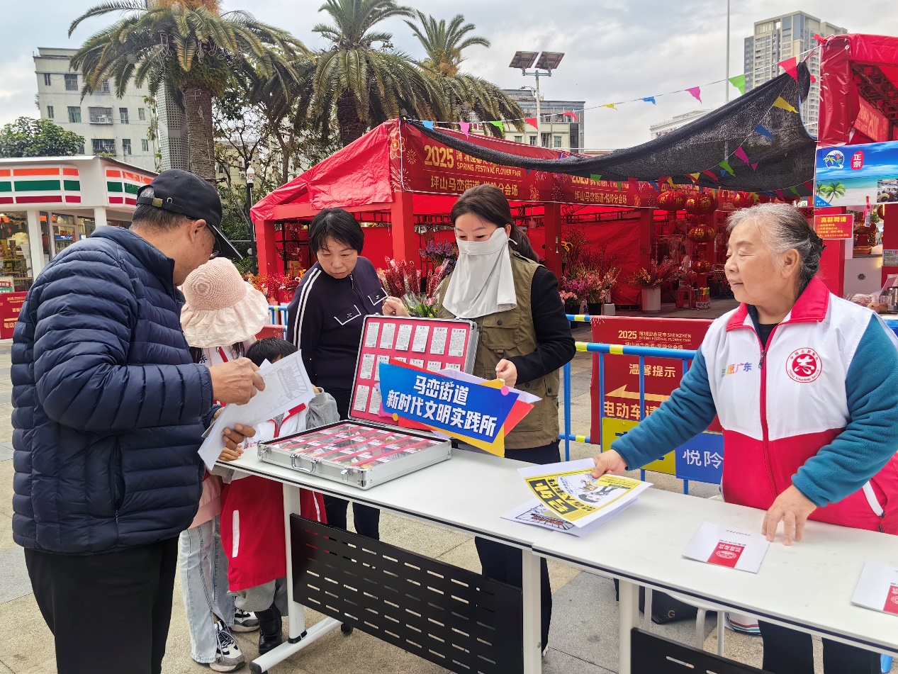 马峦街道：新春花市禁毒行，守护灯火万家明