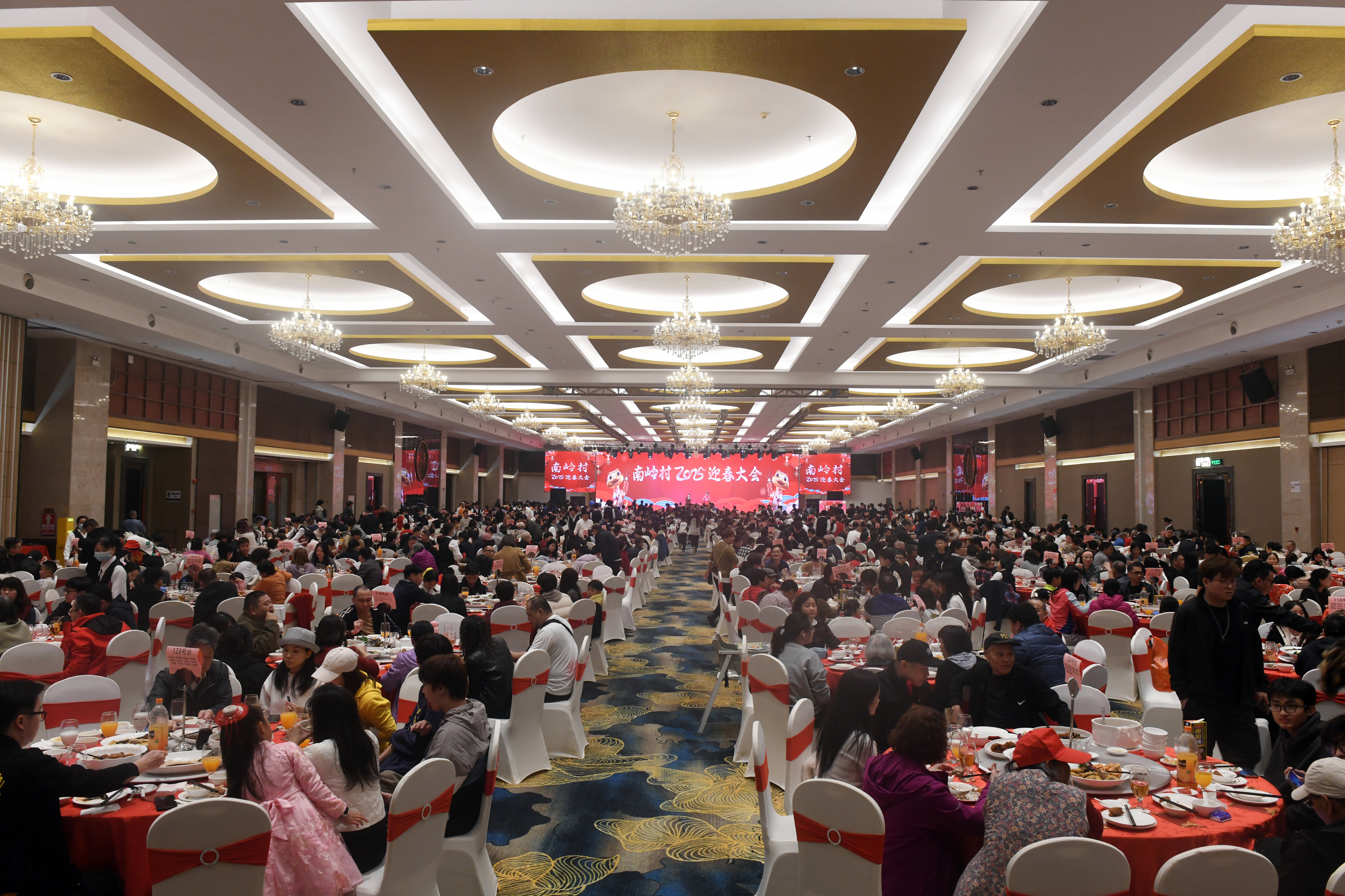 千余村民齐聚一堂，老中青幼轮番登场！南岭村2025年“村晚”精彩上演