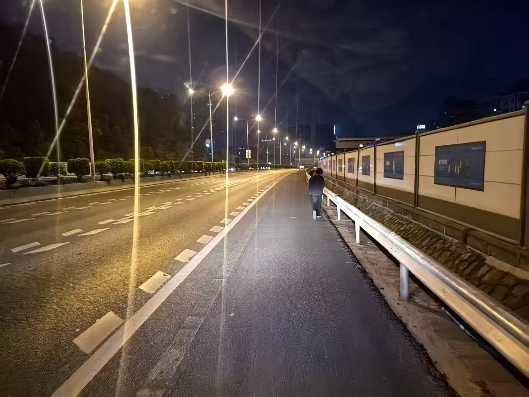路人迷路误上高速，龙华交警及时救助