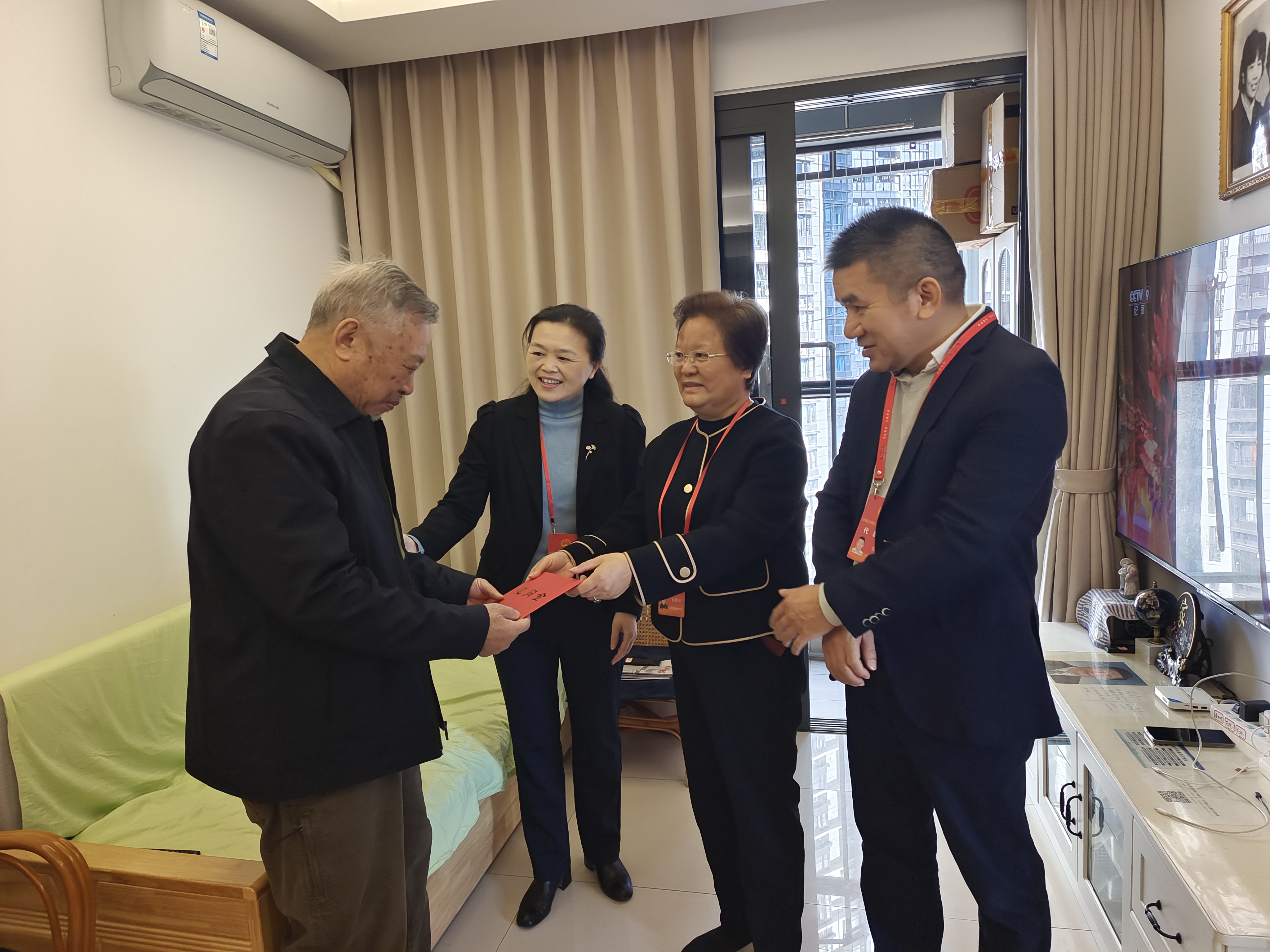 罗湖区人大代表走访慰问水贝社区老党员