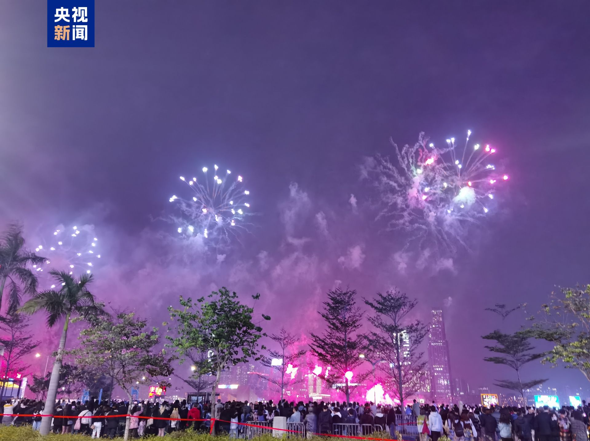 香港举办跨年倒数烟花汇演 喜迎新年