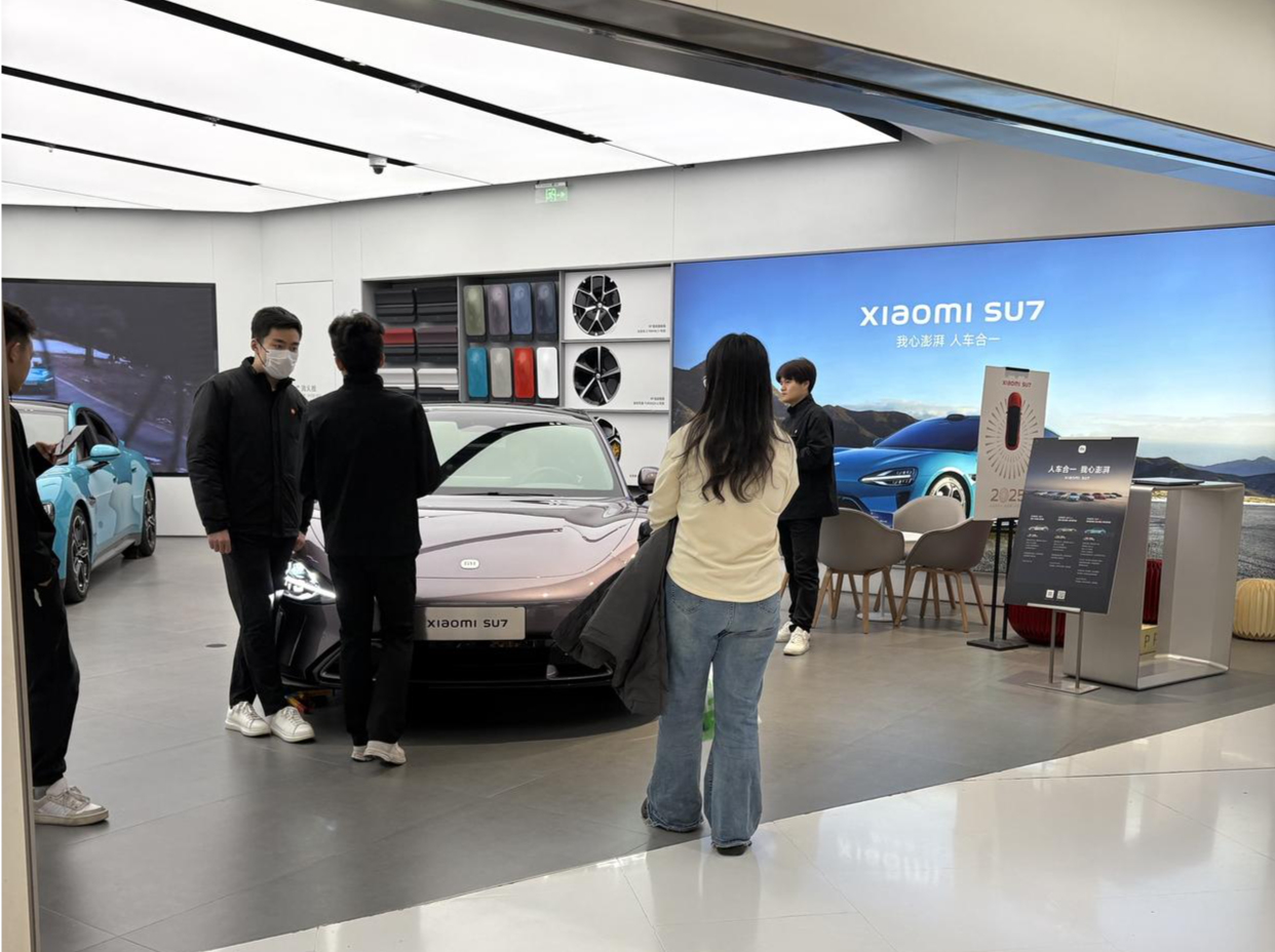 雷军给友商们上强度了！小米汽车门店“春节不打烊”，多家汽车品牌已跟进