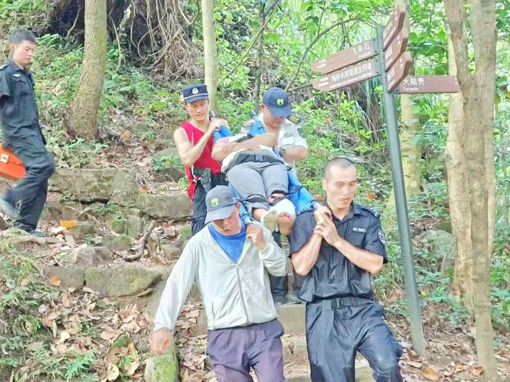 110宣传日临近，市民回忆人生首次报警：孤立无援中，“声命线”火速派警救人于危难