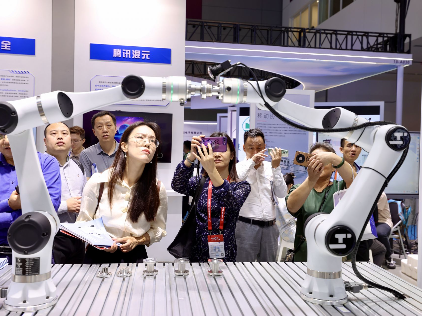 《新闻联播》展宝安“智”造，先进制造业大区如何“AI”突围？