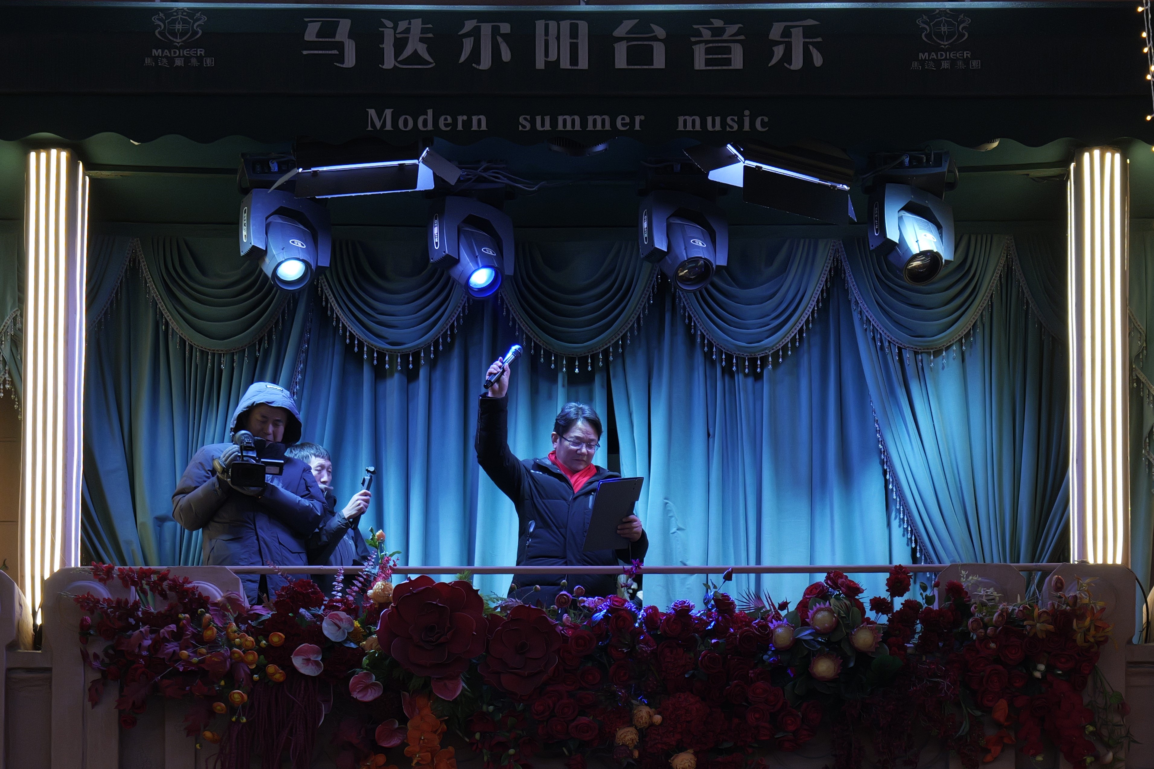 燃情冰雪季｜马迭尔阳台上，当冰雪与诗歌相遇……