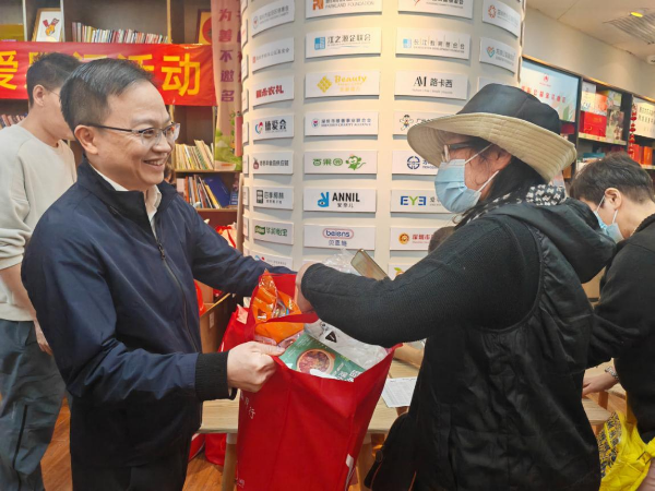 给“年夜饭加道菜”，让困难群众过个幸福年  深圳市向困难群众发放新春关爱大礼包
