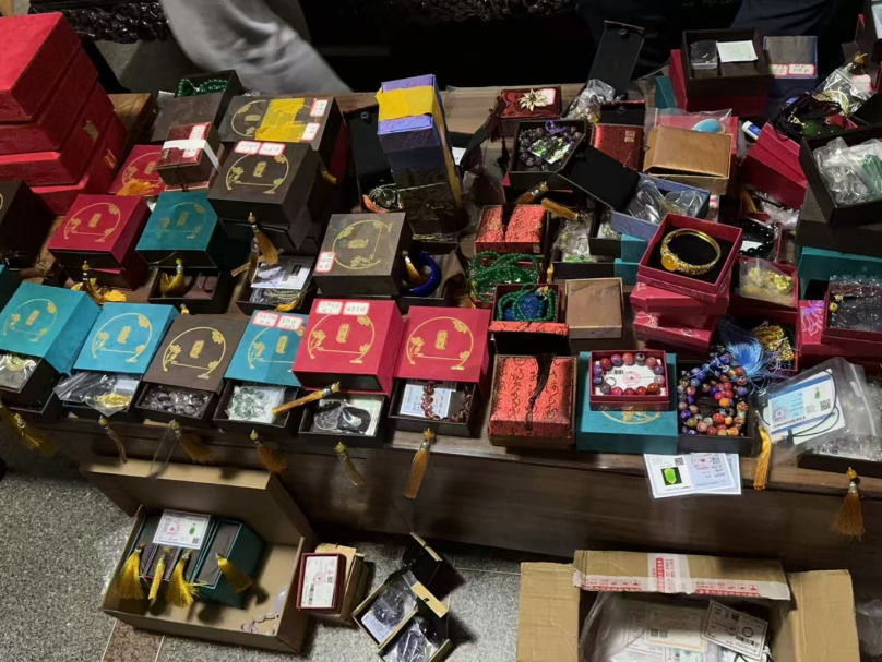 花几十万元买假藏品！是什么直播间，又在硬控老年人？