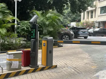 开发商被“责令关闭”，小区每年近百万元停车费，到底由谁来收？丨小区大件事