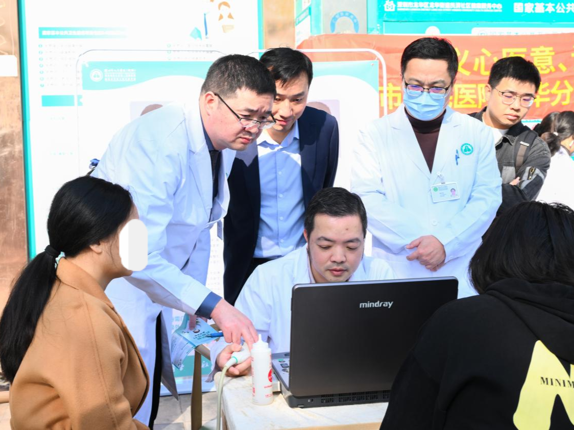 名医来到家门口！深圳市人民医院龙华分院甲乳外科举办社区健康义诊