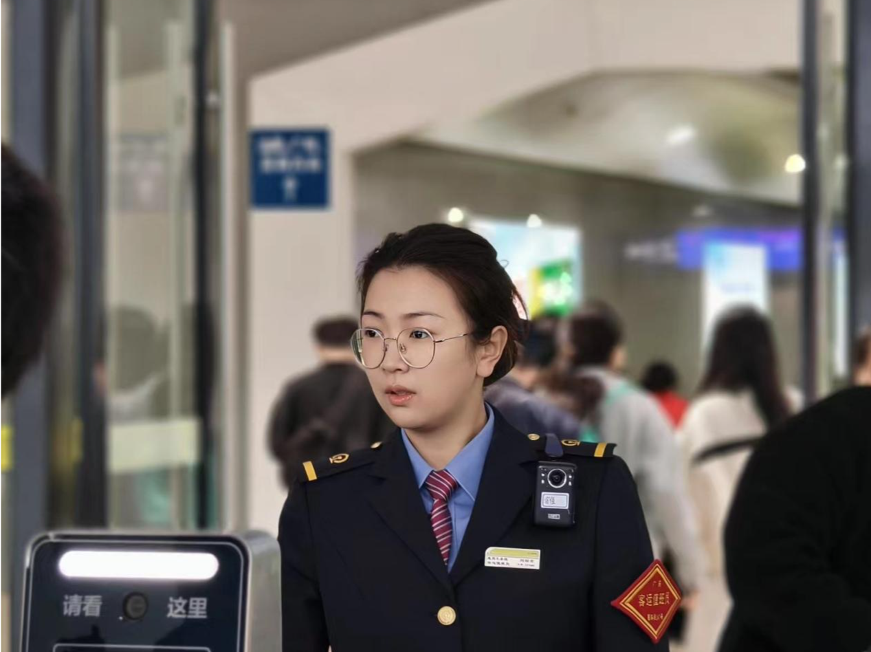 逐梦南粤绽放青春芳华！95后客运值班员刘玢言服务春运的故事