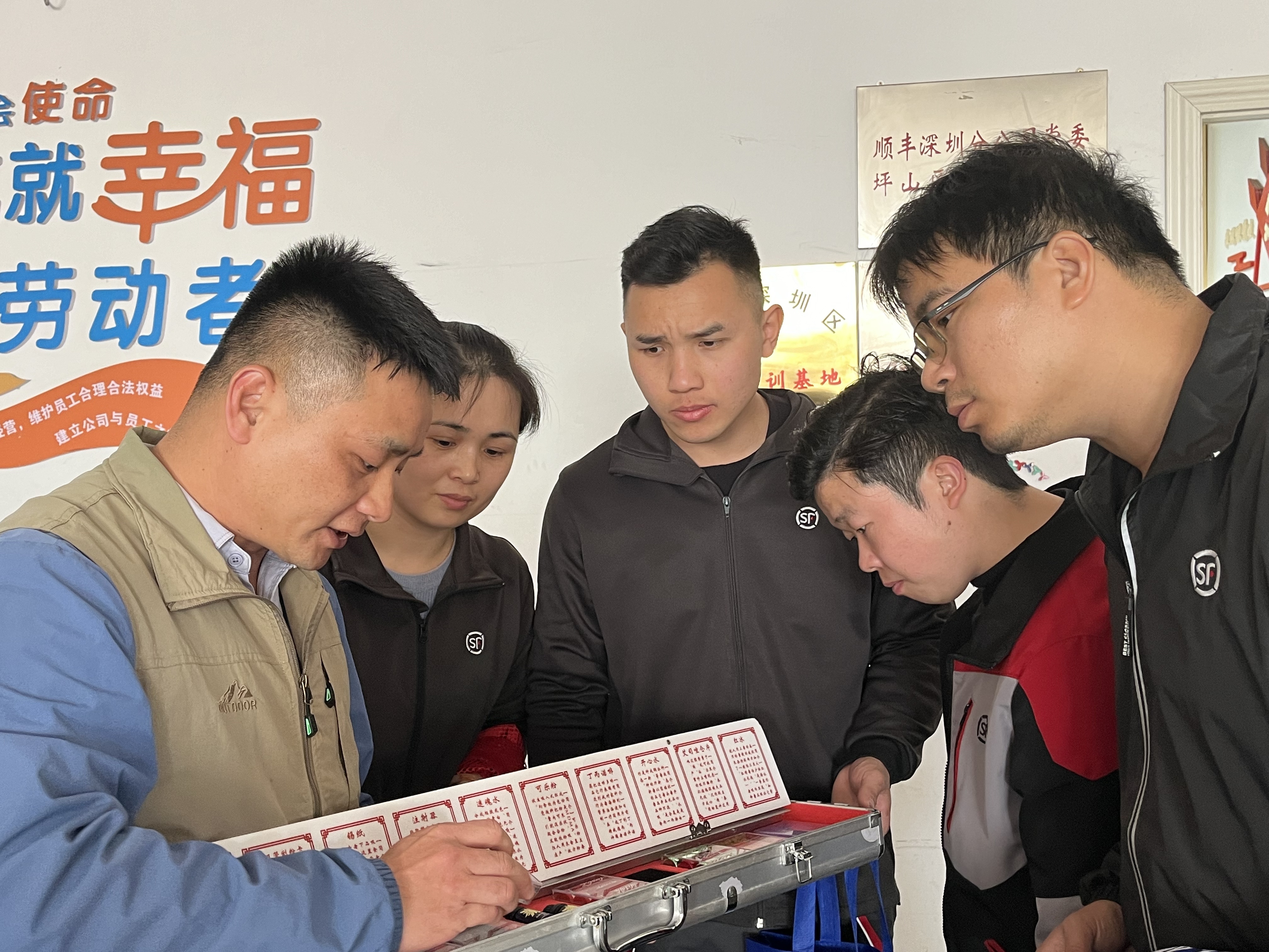 坪山街道开展禁毒宣传，严守寄递一线安全线