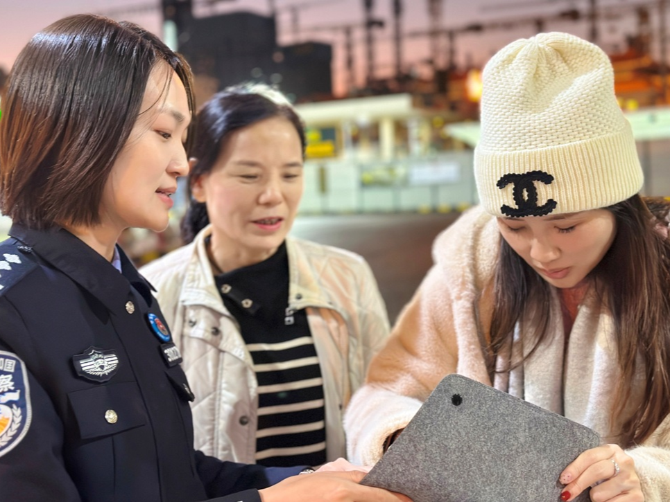 暖心！除夕夜，皇岗边检民警助香港女士寻获证件回家团圆