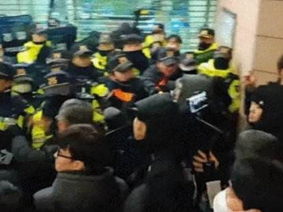 法院遭打砸抢，首尔再现“暴力一夜”