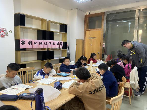 南园街道南园社区开展寒假作业辅导活动