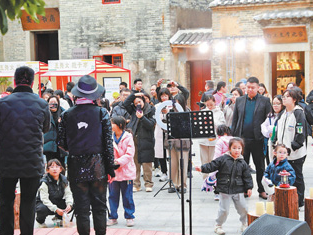 人民日报头条报道：一个村何以吸引70多名作家