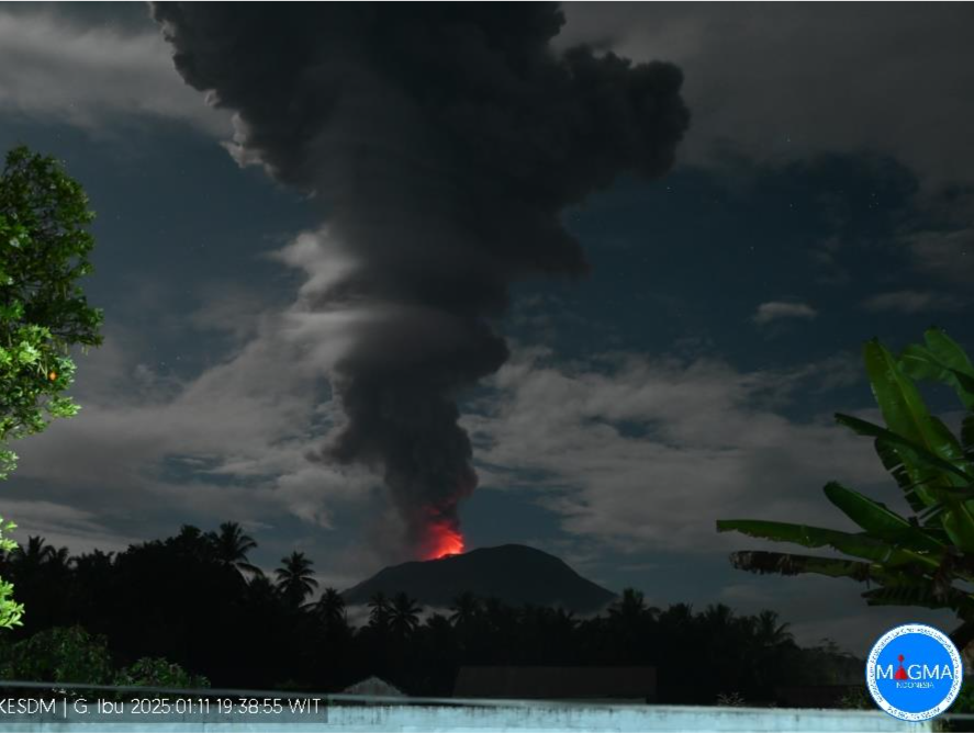 印尼伊布火山发生喷发 火山灰柱达4000米