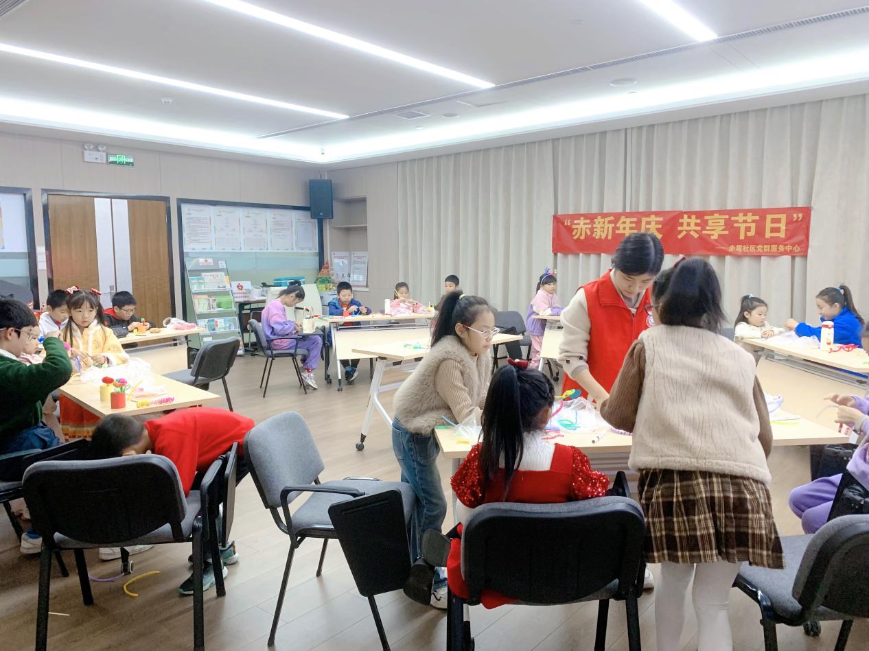 南园街道赤尾社区扭扭棒里“扭”出新年祝福