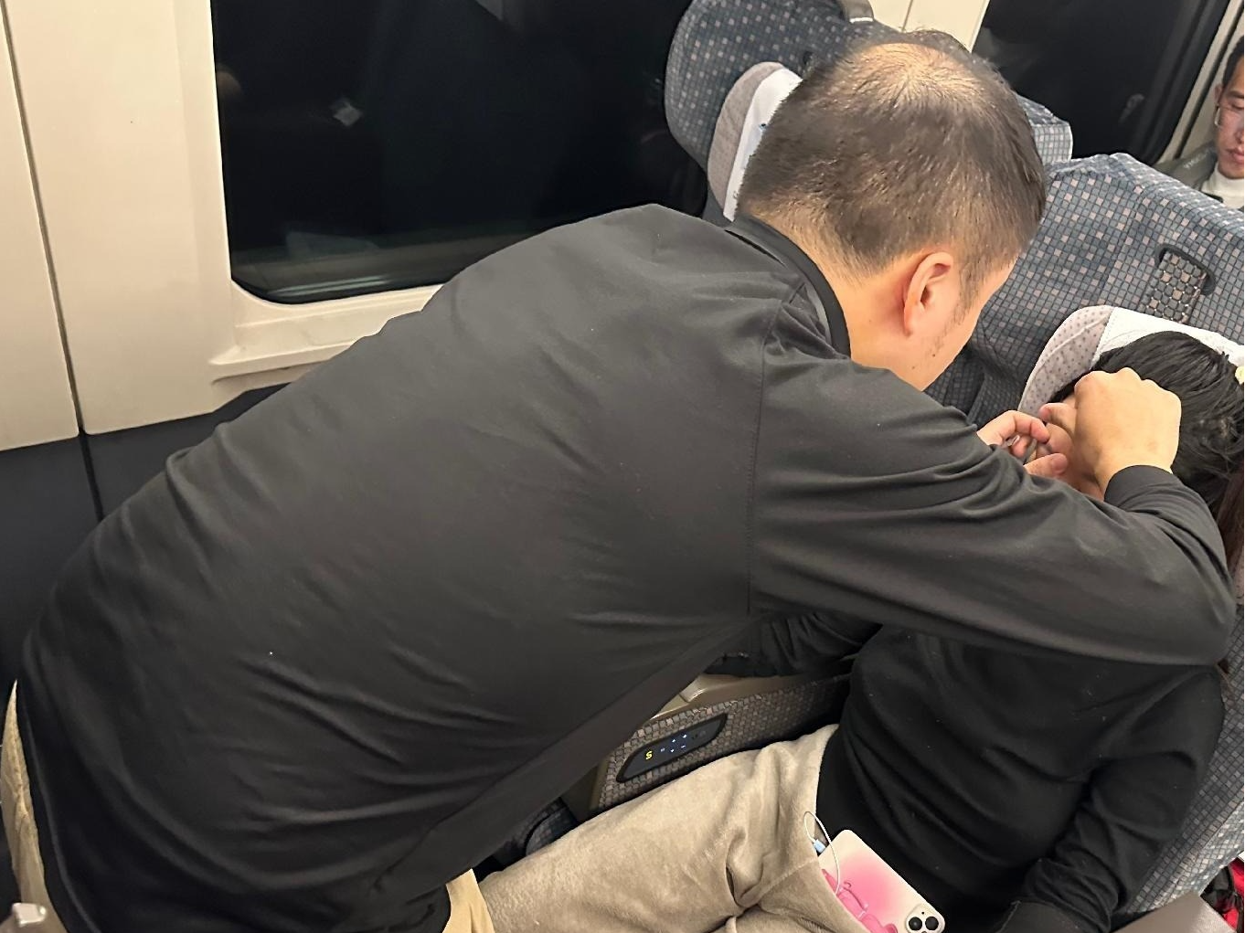 G2941次列车上患者突发胸痛，宝安好医生出手相助