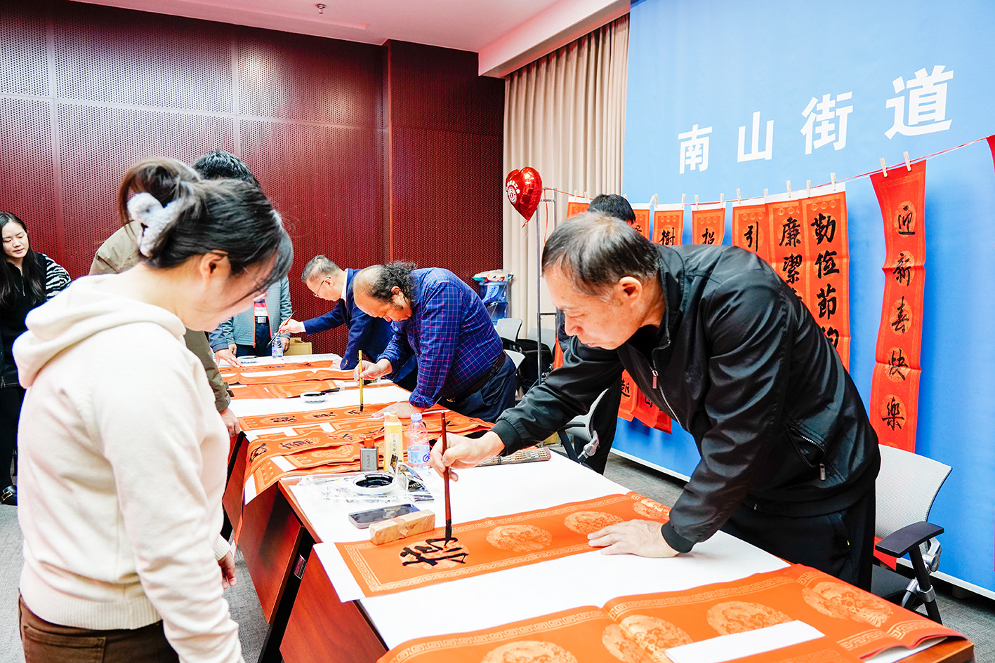 南山街道开展廉洁教育主题活动，写春联送春“廉” 风清气正迎新年