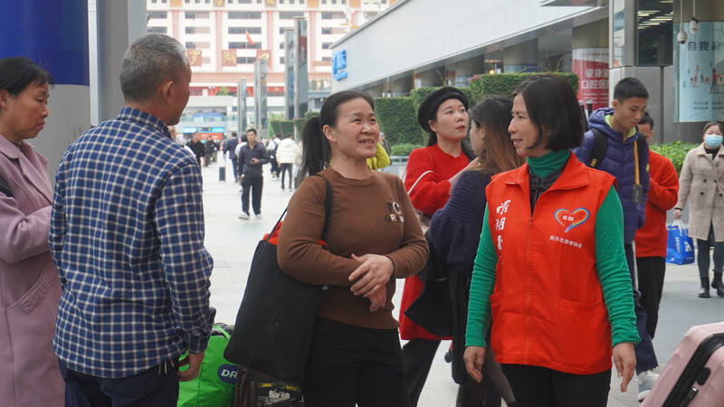 深圳启动春运“暖冬行动”，“志愿红”温暖旅客回家路