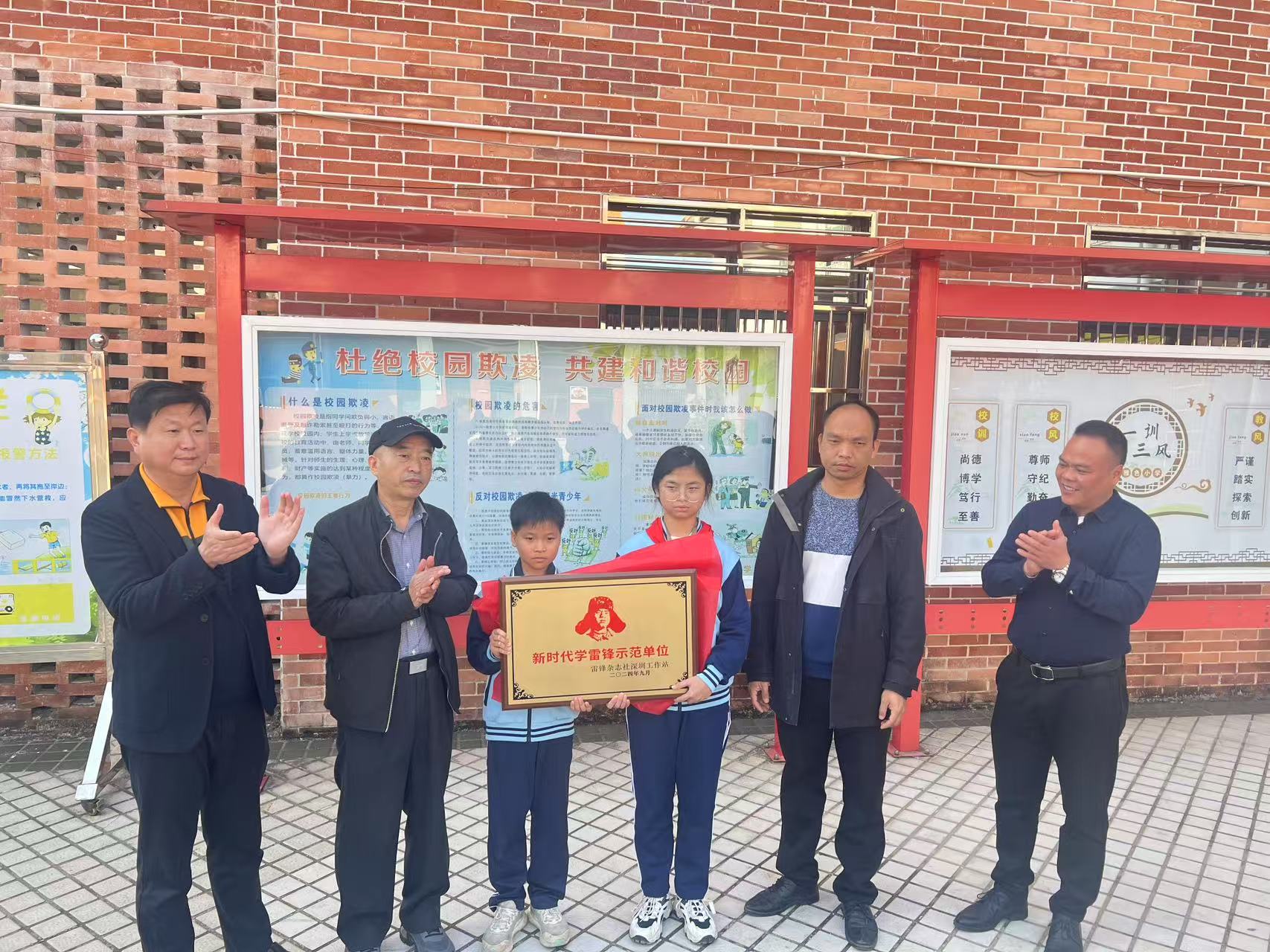 河源雅色小学携手《雷锋》杂志社打造新时代学雷锋示范单位