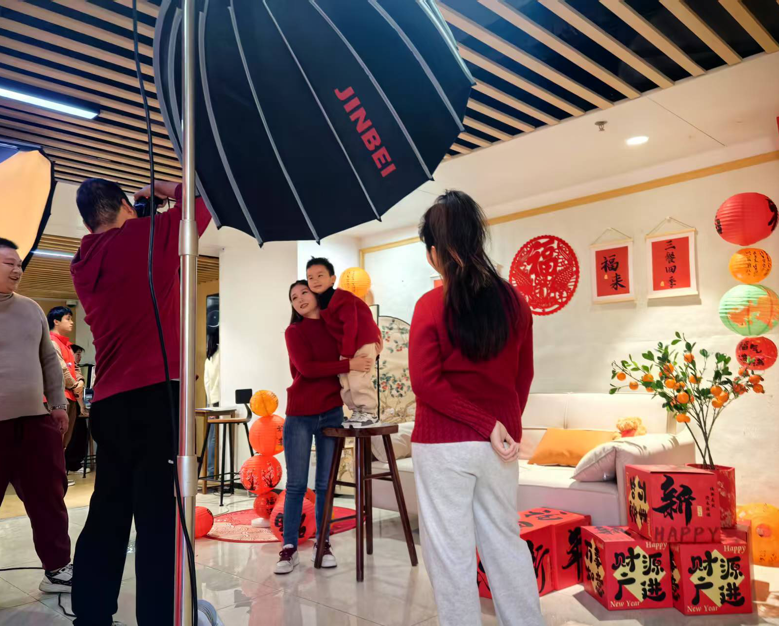 到党群服务中心拍全家福啦！  深圳市党群服务中心开放“团团圆圆”全家福拍摄时光屋为群众定格幸福瞬间