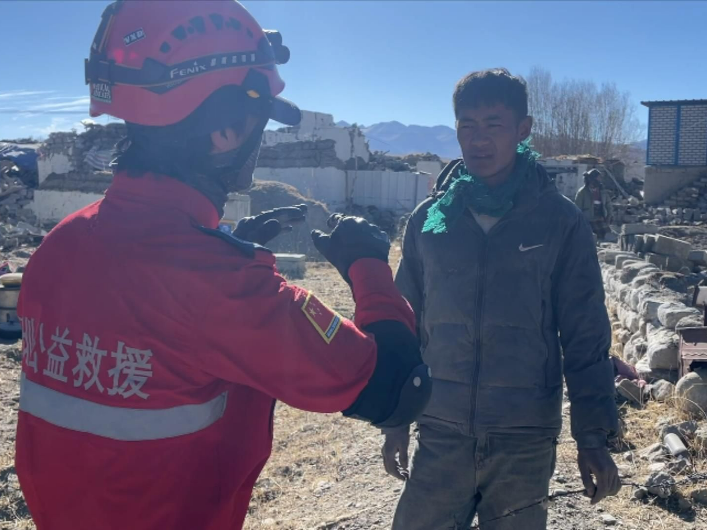 分发物资，调研灾情，搭建帐篷……深圳公益救援队18人驰援西藏地震灾区