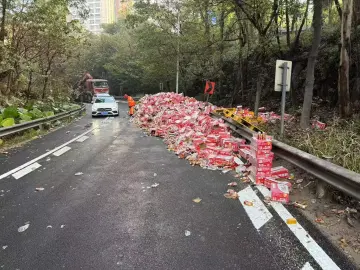 暖心！司机货物散落，交警秒变“搬运工”