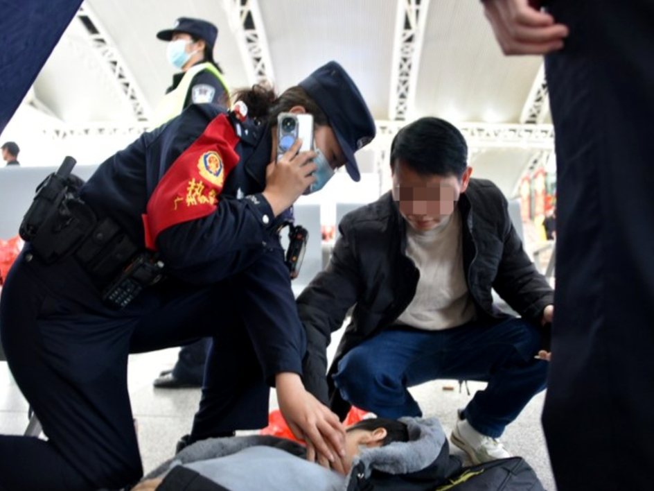 出行途中旅客突发意外，铁路民警现场紧急施救