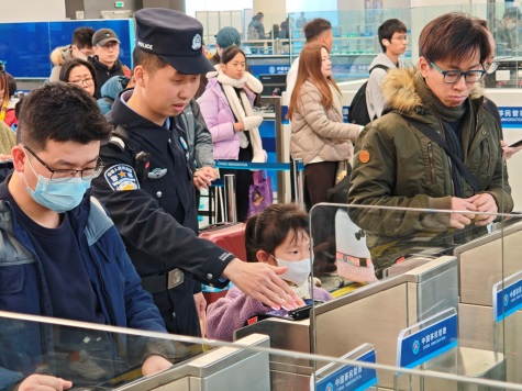 皇岗边检站新警：有一种年味儿，叫“我在岗位上”