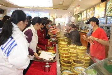 早茶一桌难求，中山民众街道春节餐饮市场活力涌动