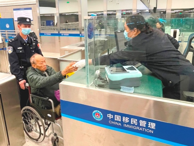 暖心！皇岗边检站民警竭诚为旅客排忧解难获赞许